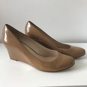Louise et Cie tan patent leather wedges, size 9
